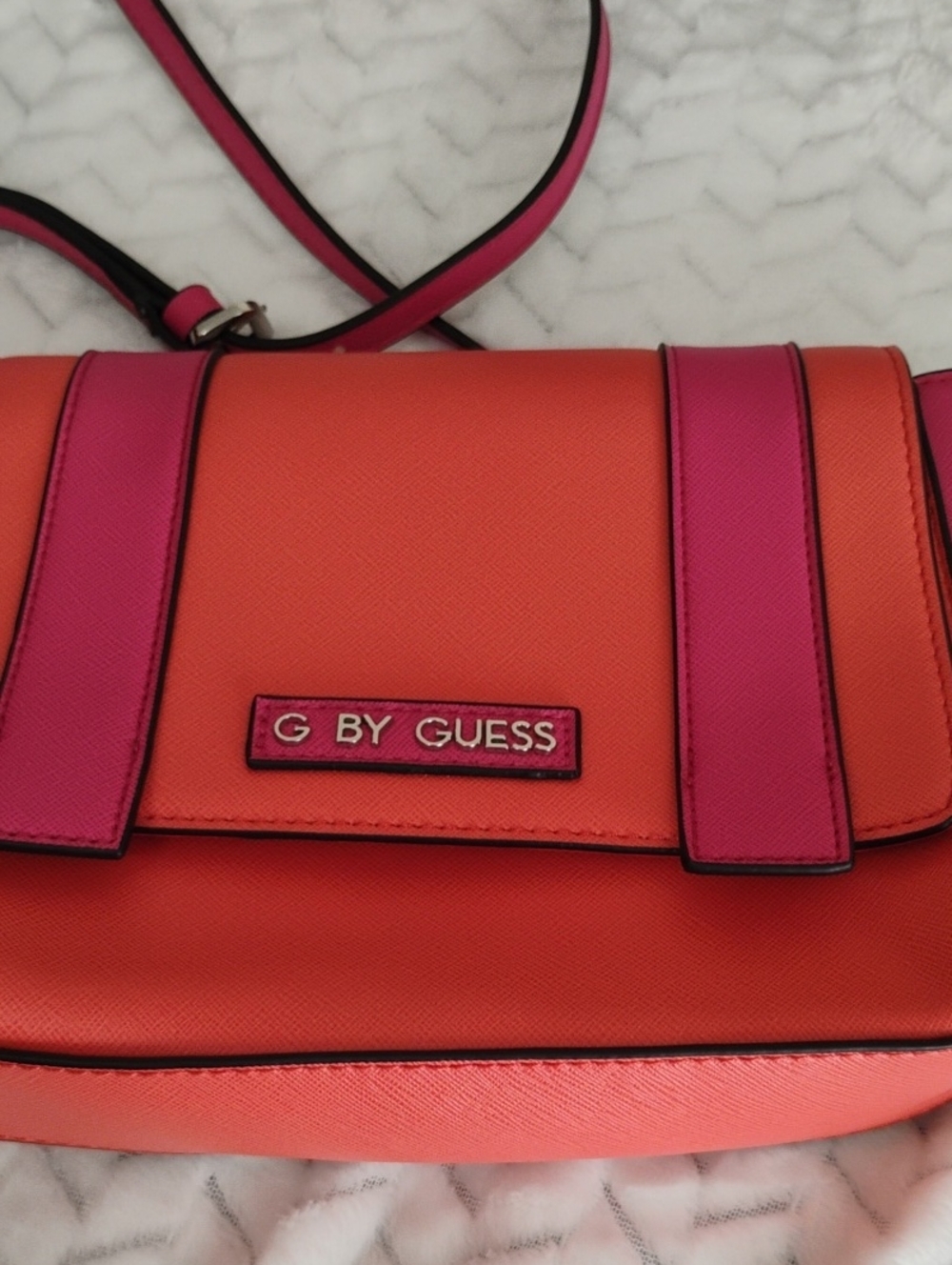 Guess Bags - Picture 15 of 15